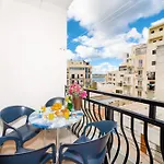 Seashells With Terrace, Just Off The Seafront In Bugibba - By Getawaysmalta סיינט פול ביי