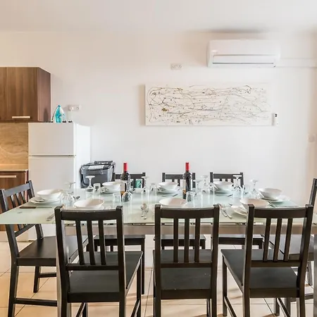 Apartment Seashells With Terrace, Just Off The Seafront In Bugibba - By Getawaysmalta *