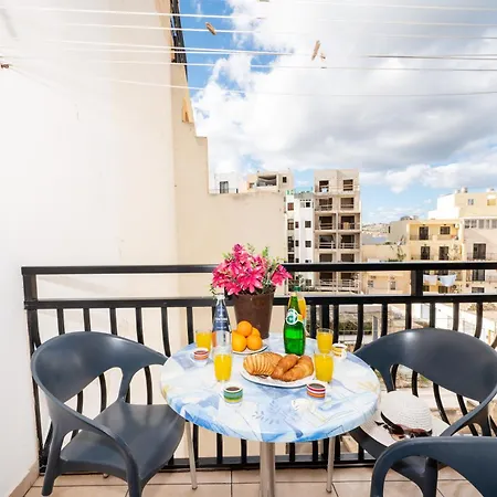 Seashells With Terrace, Just Off The Seafront In Bugibba - By Getawaysmalta Apartment