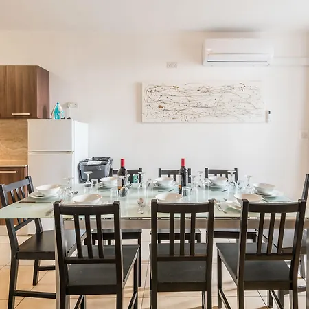 Apartment Seashells With Terrace, Just Off The Seafront In Bugibba - By Getawaysmalta