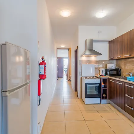 Apartment Seashells With Terrace, Just Off The Seafront In Bugibba - By Getawaysmalta