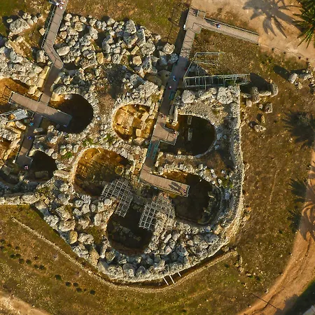 Seashells With Terrace, Just Off The Seafront In Bugibba - By Getawaysmalta