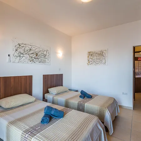 Appartement Seashells With Terrace, Just Off The Seafront In Bugibba - By Getawaysmalta