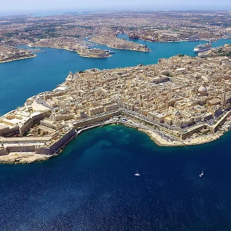 Seashells With Terrace, Just Off The Seafront In Bugibba - By Getawaysmalta شقة خليج سانت بول