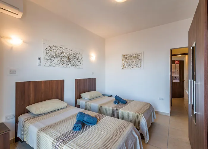 Apartment Seashells With Terrace, Just Off The Seafront In Bugibba - By Getawaysmalta