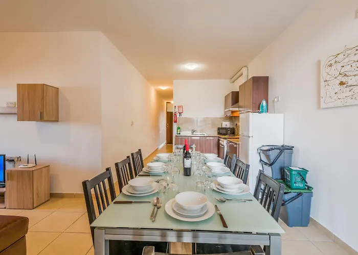 Apartment Seashells With Terrace, Just Off The Seafront In Bugibba - By Getawaysmalta