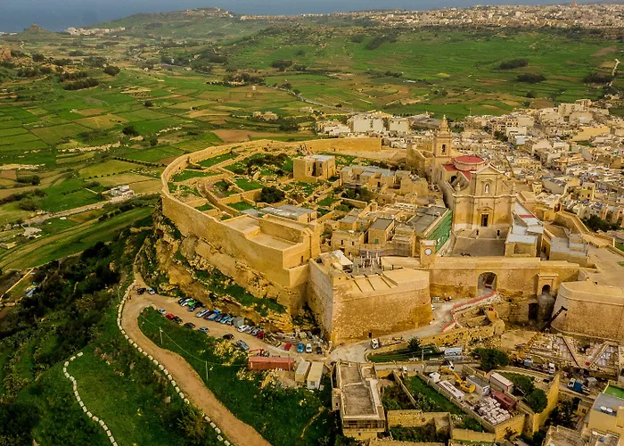 Apartment Seashells With Terrace, Just Off The Seafront In Bugibba - By Getawaysmalta *